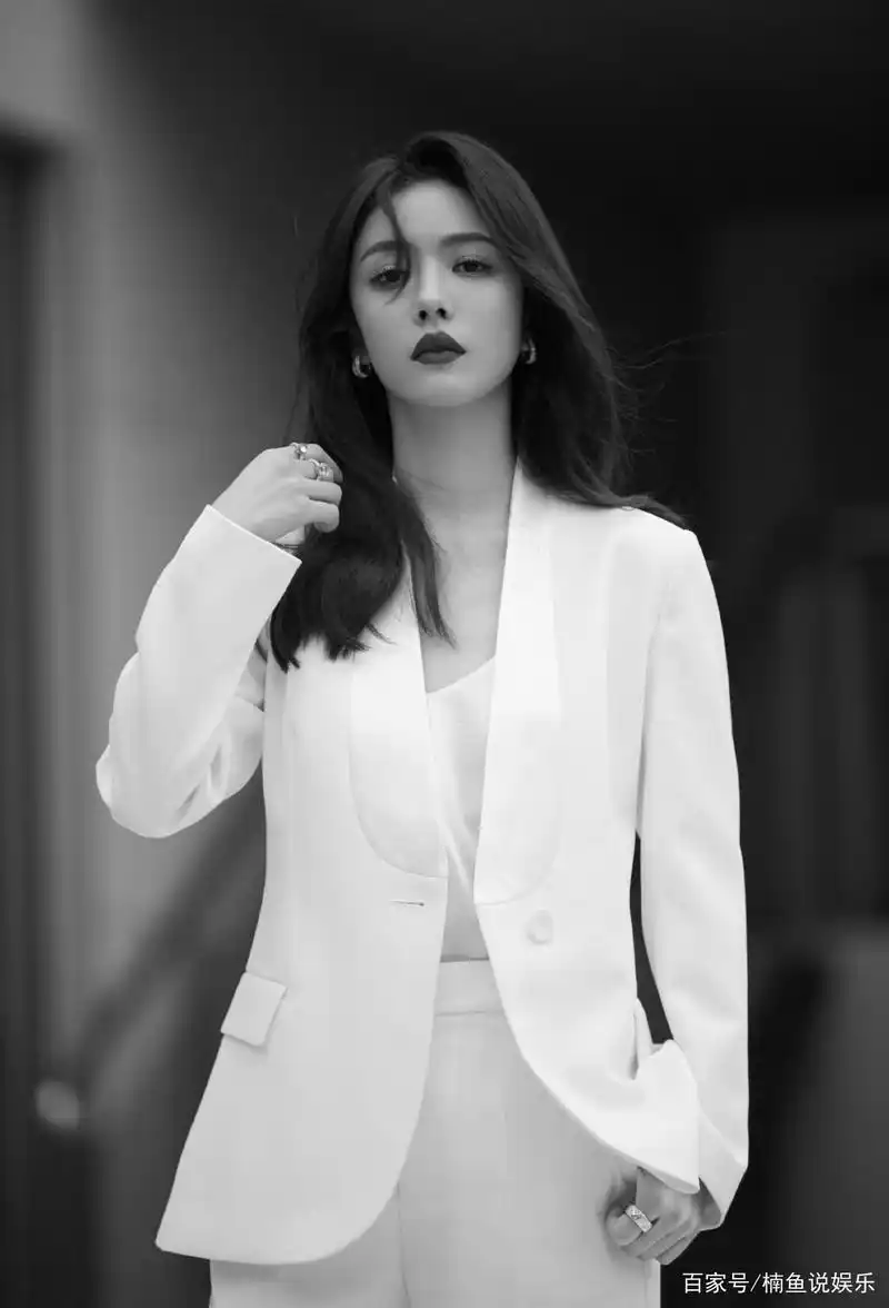 31岁蔡文静好有气场!穿纯白西装又a又飒,霸气女总裁来袭