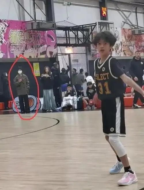 近照:留羊毛卷发好洋气,腿又细又长,侧脸很像妈妈|邓超|鹿晗_网易订阅