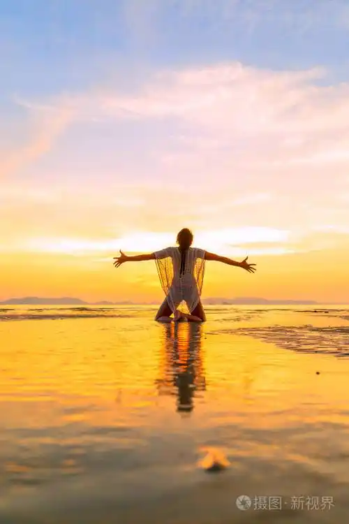 泰国海滩上的美女照片-正版商用图片16r9kn-摄图新视界