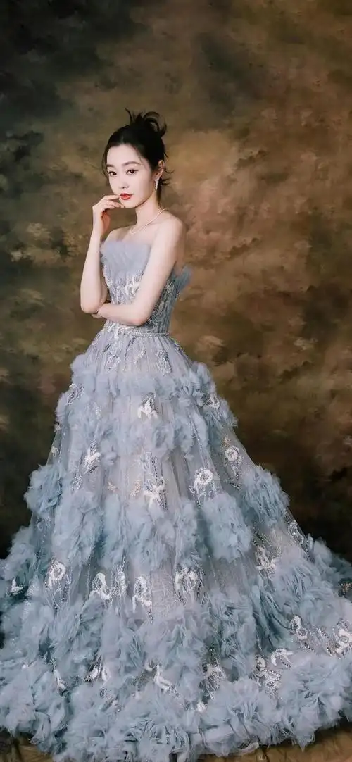 美女壁纸,宋轶穿哪套礼服好看,是雾霾蓝,是香槟色,还是红色