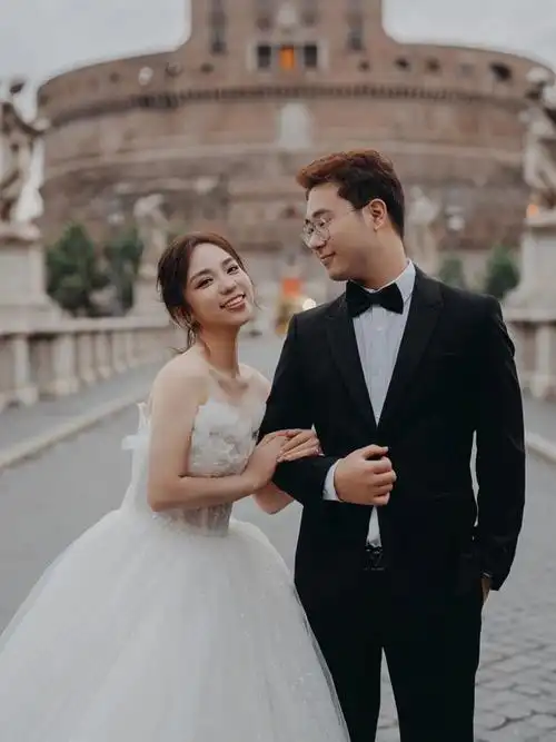 但是也抵挡不住米兰"邓紫棋"的甜美笑容和他老公愉快轻松的心态