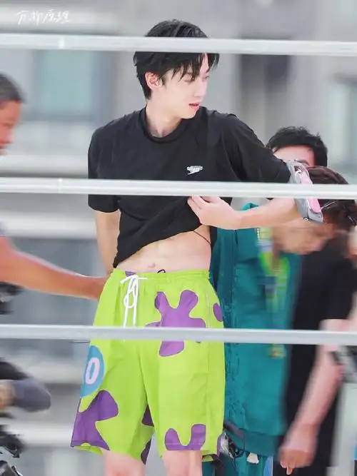 张嘉元超话98#张嘉元真的参加向前冲了#派大星短裤and腹肌07