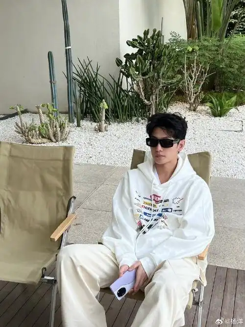 真不愧是杨洋连生活照都这么出片要是能嫁给杨洋让我住别墅开豪车我也