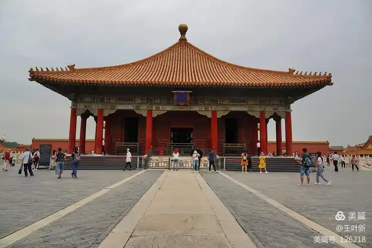 中和殿是皇帝去太和殿参加大典之前休息的地方,并在此处接受官员们的