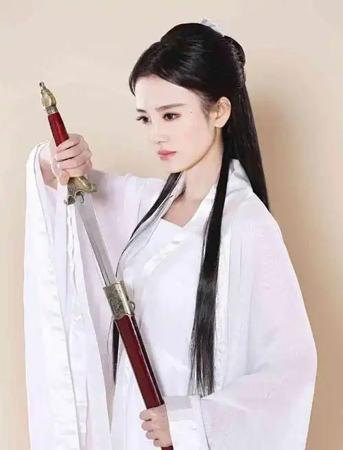 鞠婧祎一身小龙女造型,人美仙气十足,这是要挑战刘亦菲啊!