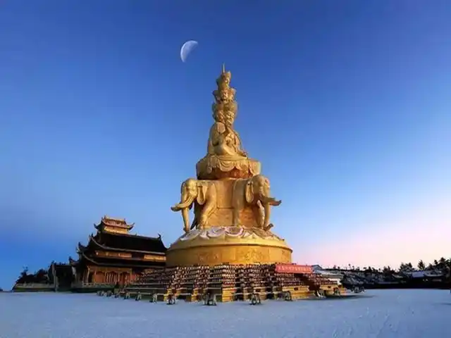 峨眉山金顶与峨眉山最高峰万佛顶相邻,海拔3077.