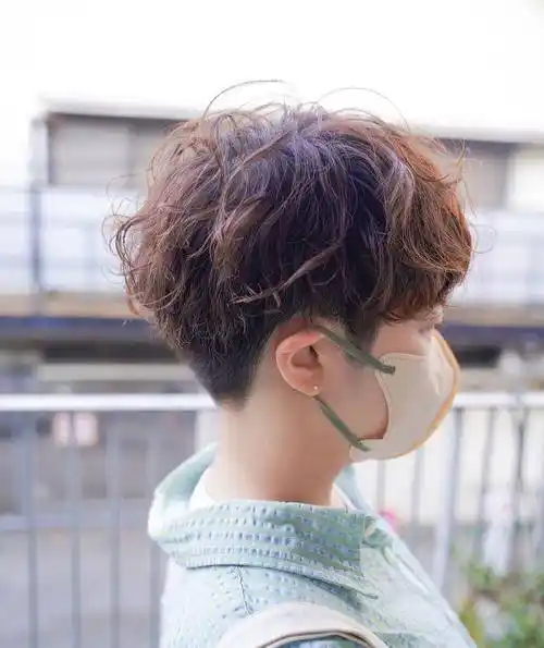 短发推到两侧,利落时尚又个性,让她看起来更显瘦显高_发型_头发_鬓角