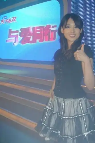 宁丹琳不谈"家有儿女" 山东探望震区小学生