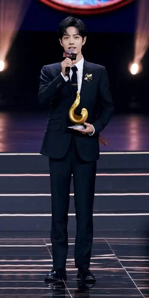 肖战#@肖战工作室我想看这样的肖战大长腿全身照 先谢谢你了#肖战我