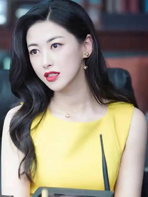 top1笑起来两个酒窝太过迷人她女人味十足,风情万种上榜了 8 次全