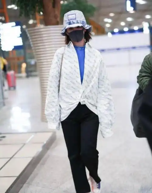 杨紫素颜现身机场条纹t搭半裙连新裙子的吊牌都忘了摘超可爱