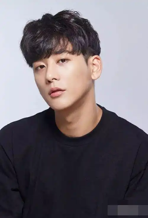 2020年男学生短发造型 阳光又帅气的卷头发