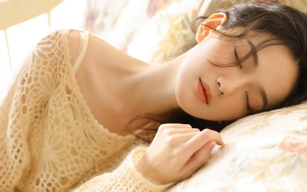 镂空衫美女性感写真高清桌面壁纸