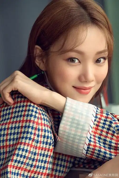 兼具东西方美女魅力的韩国女星李圣经,独特的褐色眼睛修长身材迷人