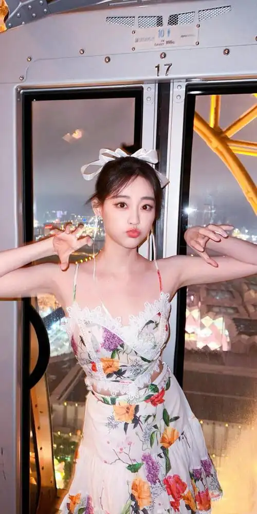 祝绪丹随拍美照,一身清凉蝴蝶结露背裙,夏日氧气感十足