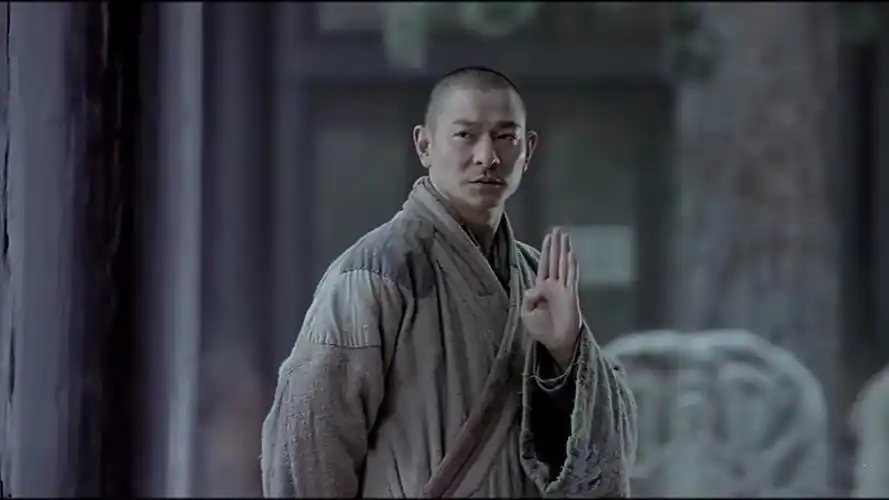 同是演古装剧和尚:潘粤明真实,吴京太奇葩,张卫健衣服绣菊花