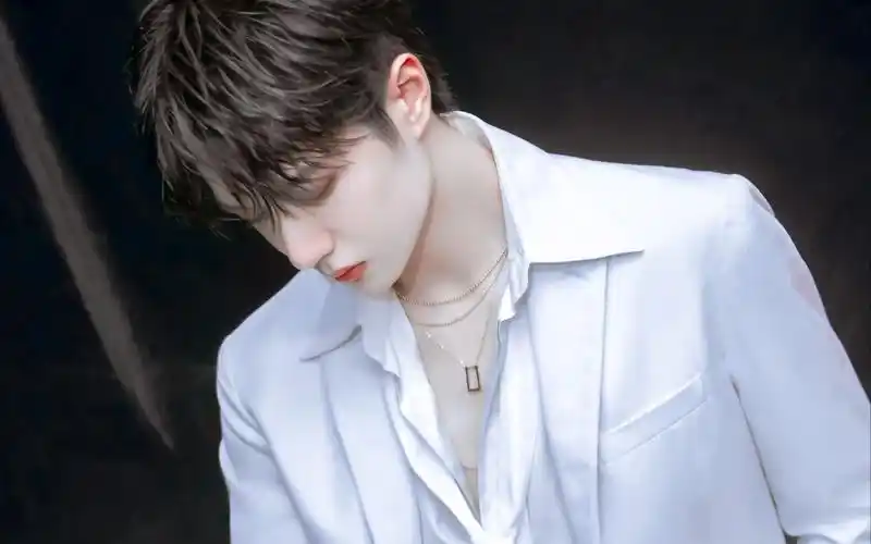 当王一博《散落的华服》用《情深深雨濛濛》的方式打开……适配性竟然