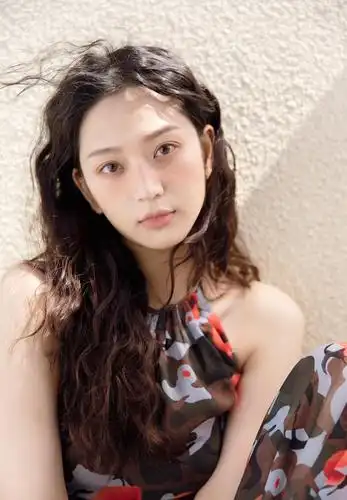 蓝天白云美景下的秀发飘逸美裙丽姐