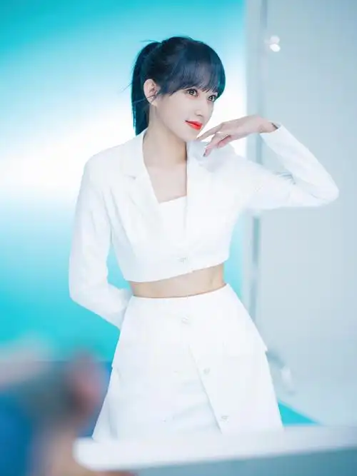 程潇蓝发露脐装甜美写真图片