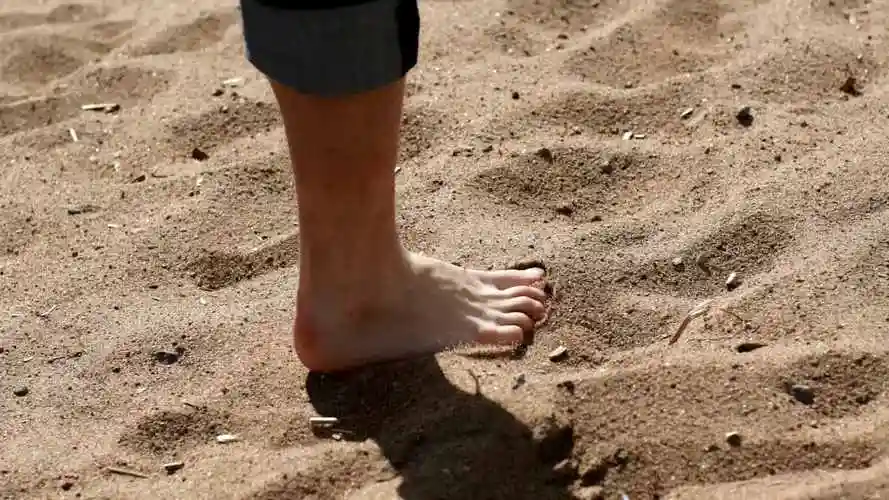 小孩子沙滩奔跑,打光脚奔跑