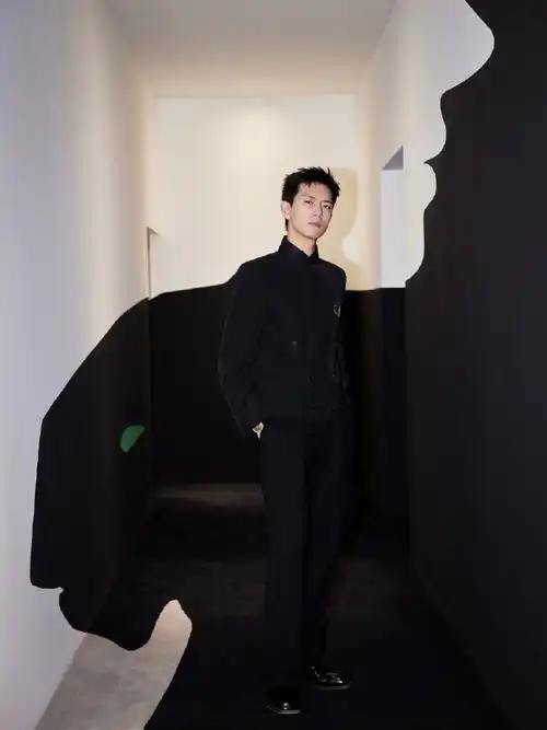 李现黑西装写真
