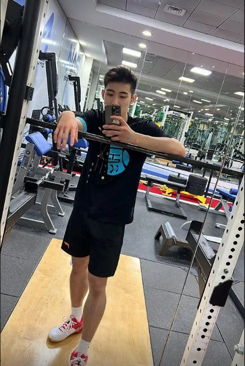 羽毛球# 猜猜这个对镜自拍的帅哥是谁?