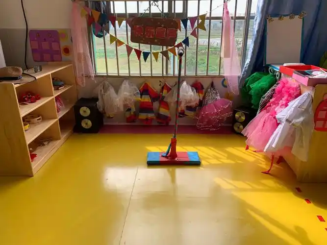 "快乐童声·遇见最棒的自己"——下埠镇公办中心幼儿园大一班表演区