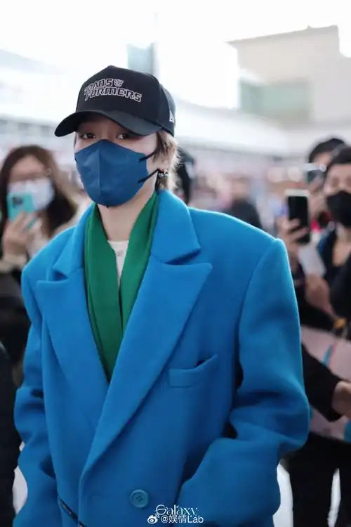 刘雨昕宝蓝色大衣穿搭#丨#刘雨昕我想和你唱#@刘雨昕今日机场峦透