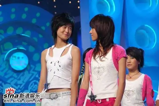 图文:超女沈阳唱区7进5比赛--王欣如魏佳庆
