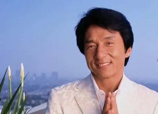 成龙在安徽有两个亲哥哥,生活一穷二白,成龙为什么不帮助?