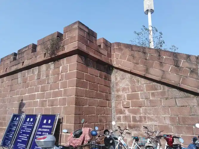 现在立那个"吴王城遗址"碑地方,小时候我们还看到鄂城