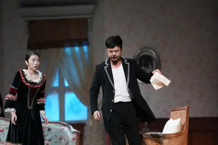 当天的排练直播中,演员们演绎了最后一幕女主角娜拉开门出走的经典