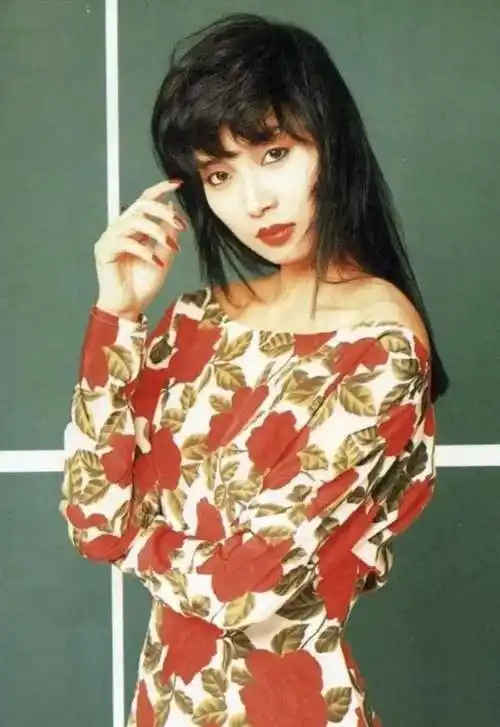 不靠男人靠苦斗,三拒豪门亿万身价收入囊中_邝美云_郑裕彤_香港