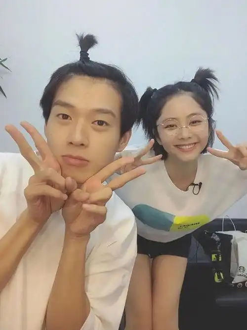 谭松韵和魏大勋拍照卖萌,两人短袖酷似情侣衫,似乎也蛮般配的