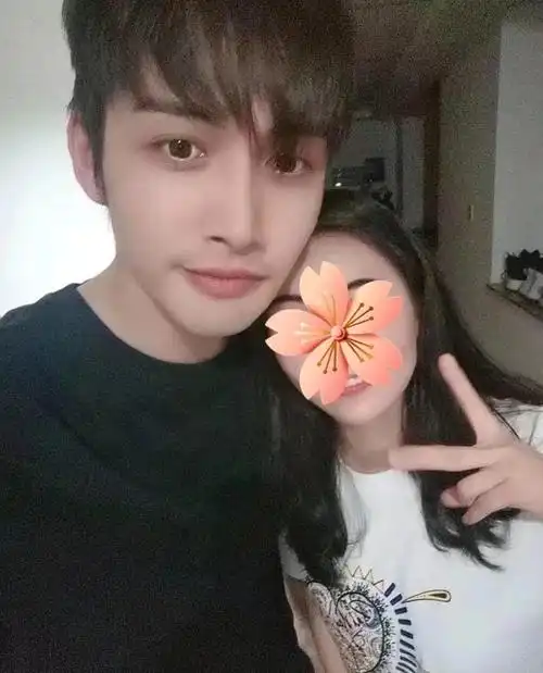 28岁张彬彬现身饭局与女性朋友贴身合照不避嫌发际线惹人担忧