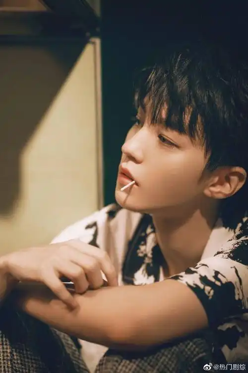 王俊凯侧拍#谁能拒绝王俊凯的侧颜呢!
