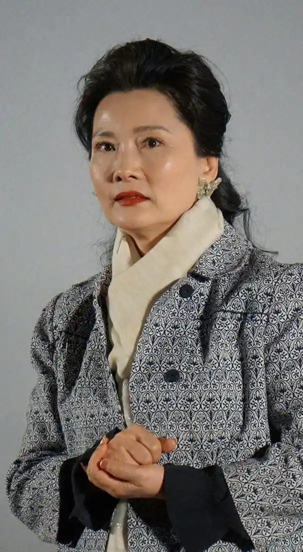 年仅60岁的何赛飞在片场对女演员进行了猛烈的斥责,然而网友们却一致