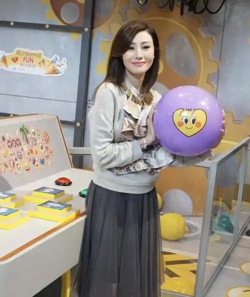 李嘉欣终于换风格罕见穿卫衣配薄纱半身裙减龄至少20岁不止