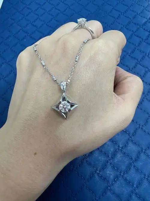 最近特别宠爱的一个钻石吊坠,这个款式周大福已经卖了很多年了,从前看