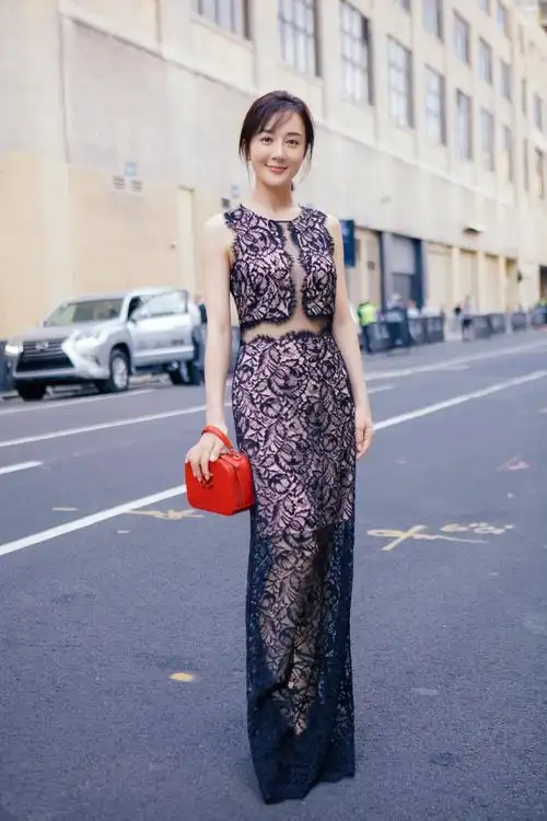 美女李依晓 - 小鱼儿 - 荷塘月色