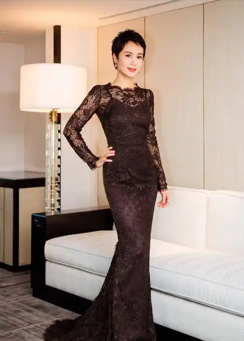 蒋雯丽这是什么发型?冲天短发配白色西服气场全开,像极成功人士_造型_