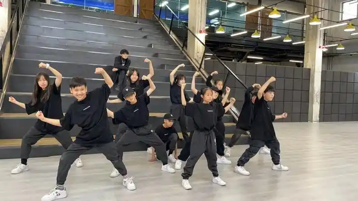 朝羊少年团——济南老厂房里的街舞少年