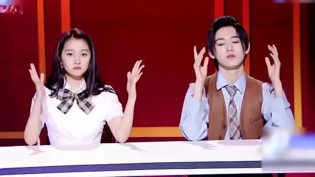 关晓彤与宋亚轩双人舞台,美出天际,迷你短裙,尽显大长腿