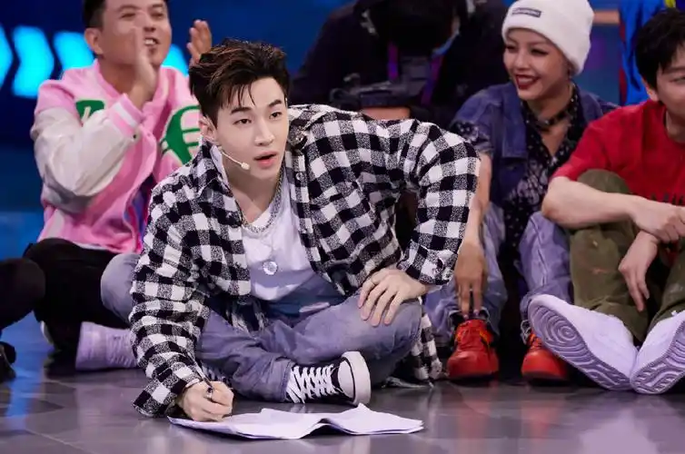 《这就是街舞》新队长刘宪华太飒了,穿格子衬衫带点流苏,真不娘