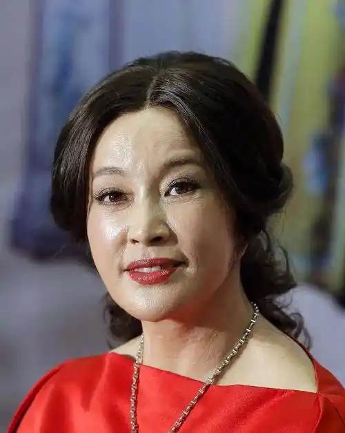 70岁刘晓庆近照曝光,面部衰老,浓妆艳抹扮18岁少女,还是老奶奶_姜文