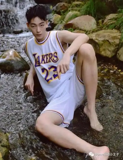 林间溪水潺潺流淌还是体育帅哥会享受走进林间放飞自我