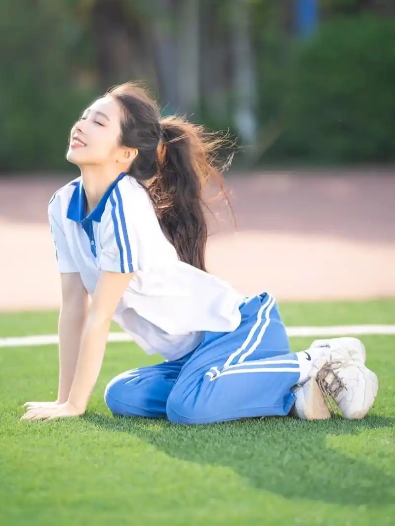 蓝条纹白色校服上衣搭配蓝色运动裤,阳光的女孩,那些过往的青春