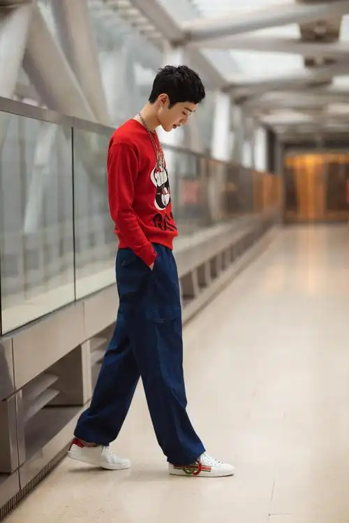 赖冠霖初秋街拍 卫衣搭配工装阔腿裤率性十足