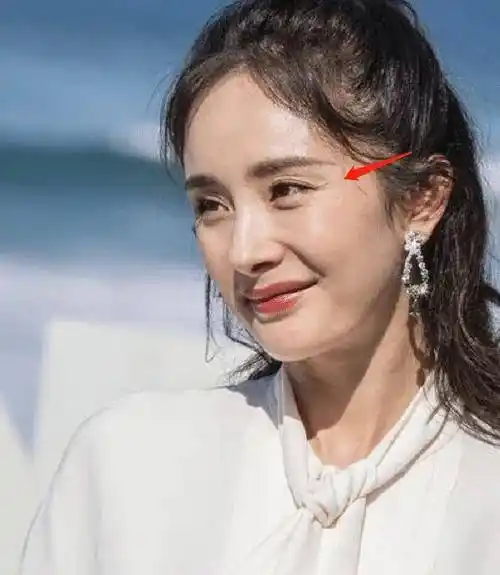 当34岁杨幂离开精修后,眼部鱼尾纹尽显老态,少女人设恐将崩塌!