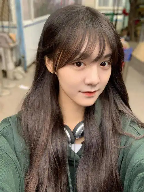 贺美琦最近生活照,网友根据照片赋图:逃离现实世界,次元裂缝已打开!